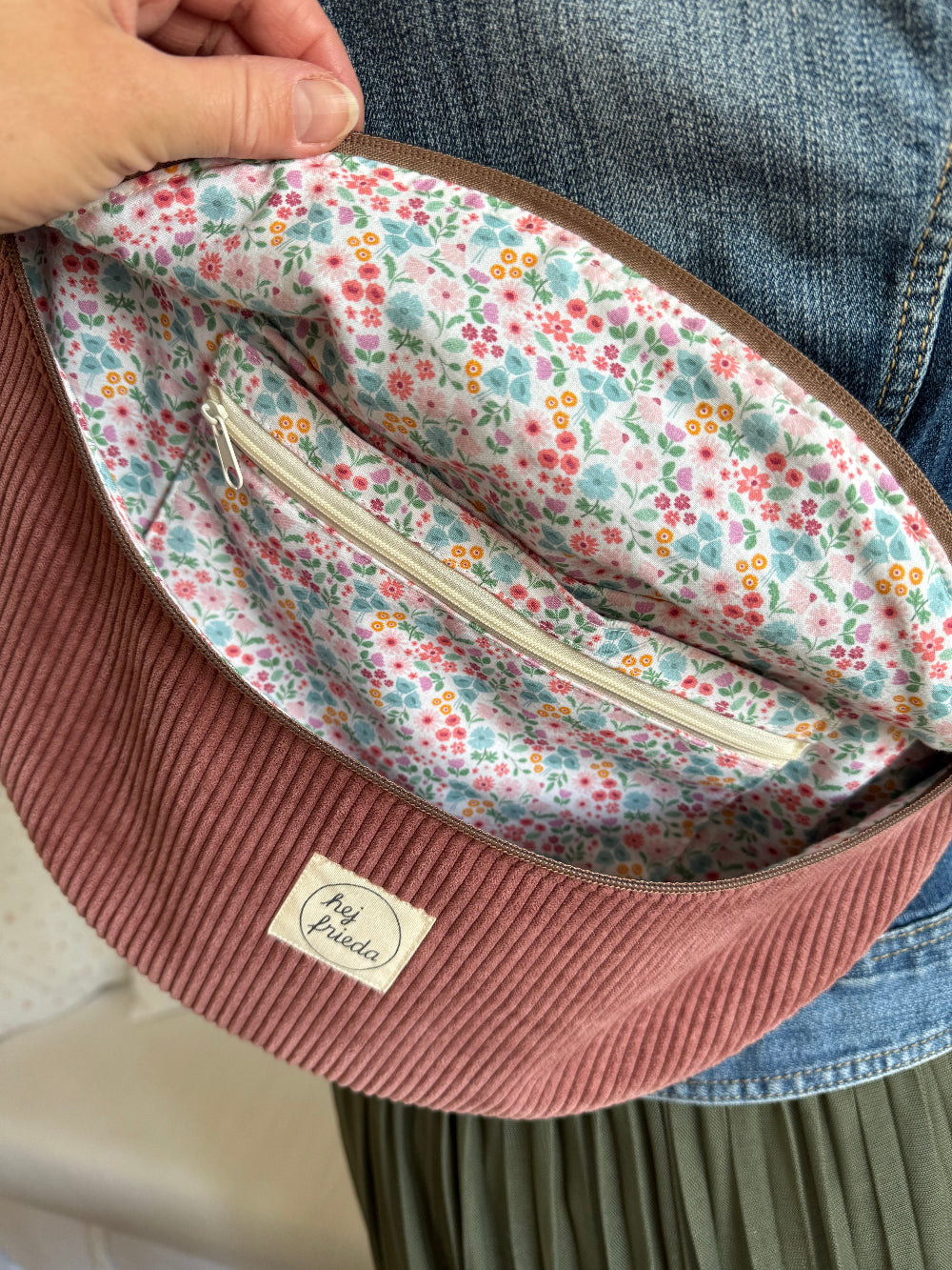 ALMA XL-Bauchtasche Cord Schilfgrün