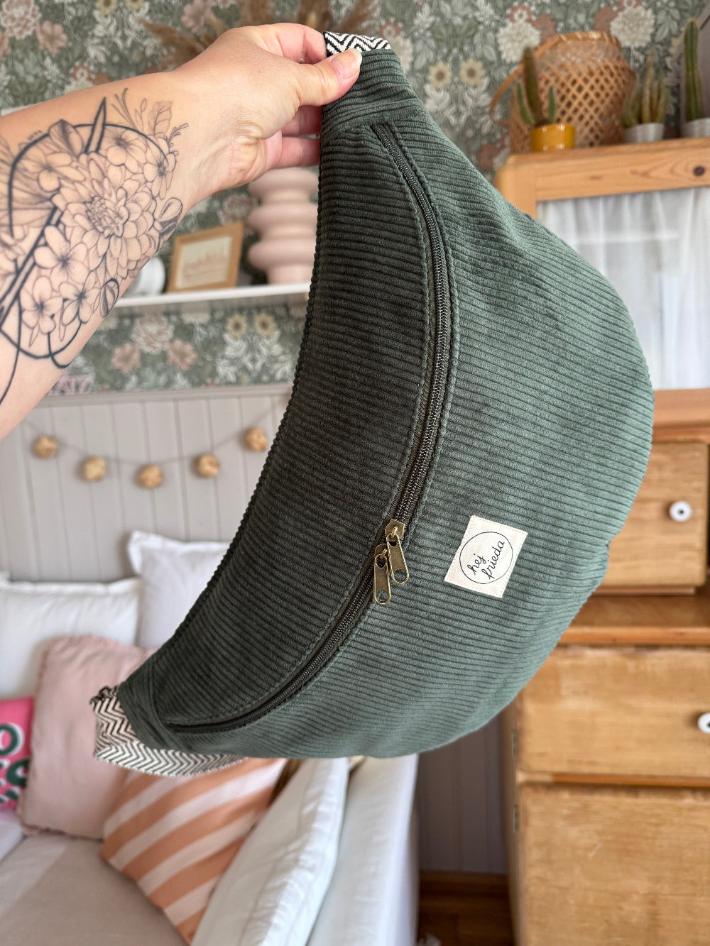 ALMA XL-Bauchtasche Cord Schilfgrün