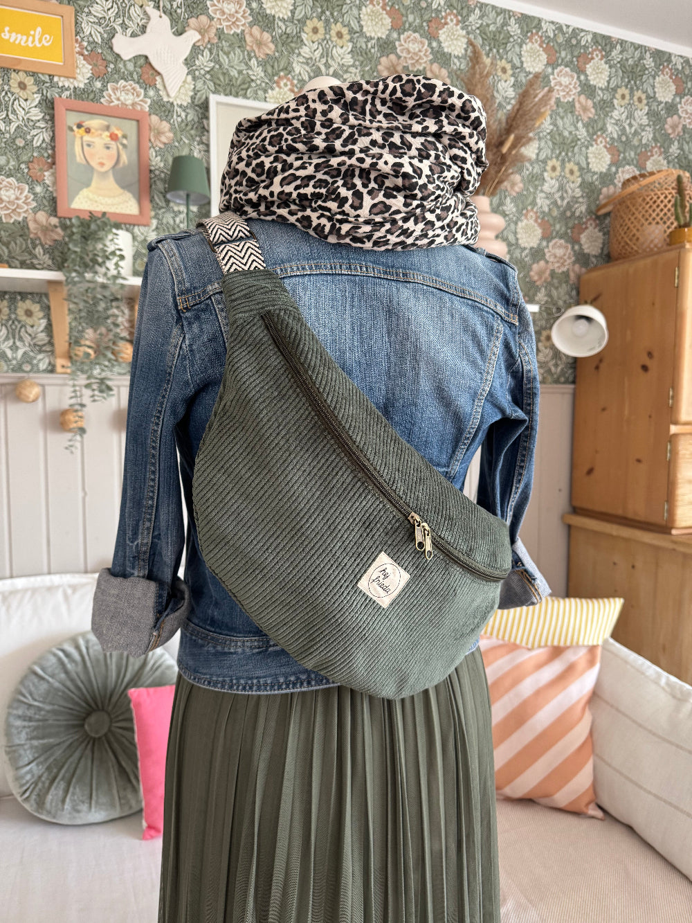 ALMA XL-Bauchtasche Cord Schilfgrün
