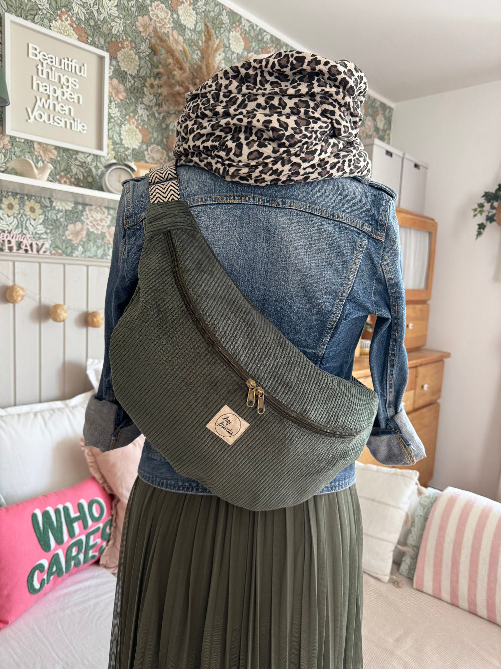 ALMA XL-Bauchtasche Cord Schilfgrün