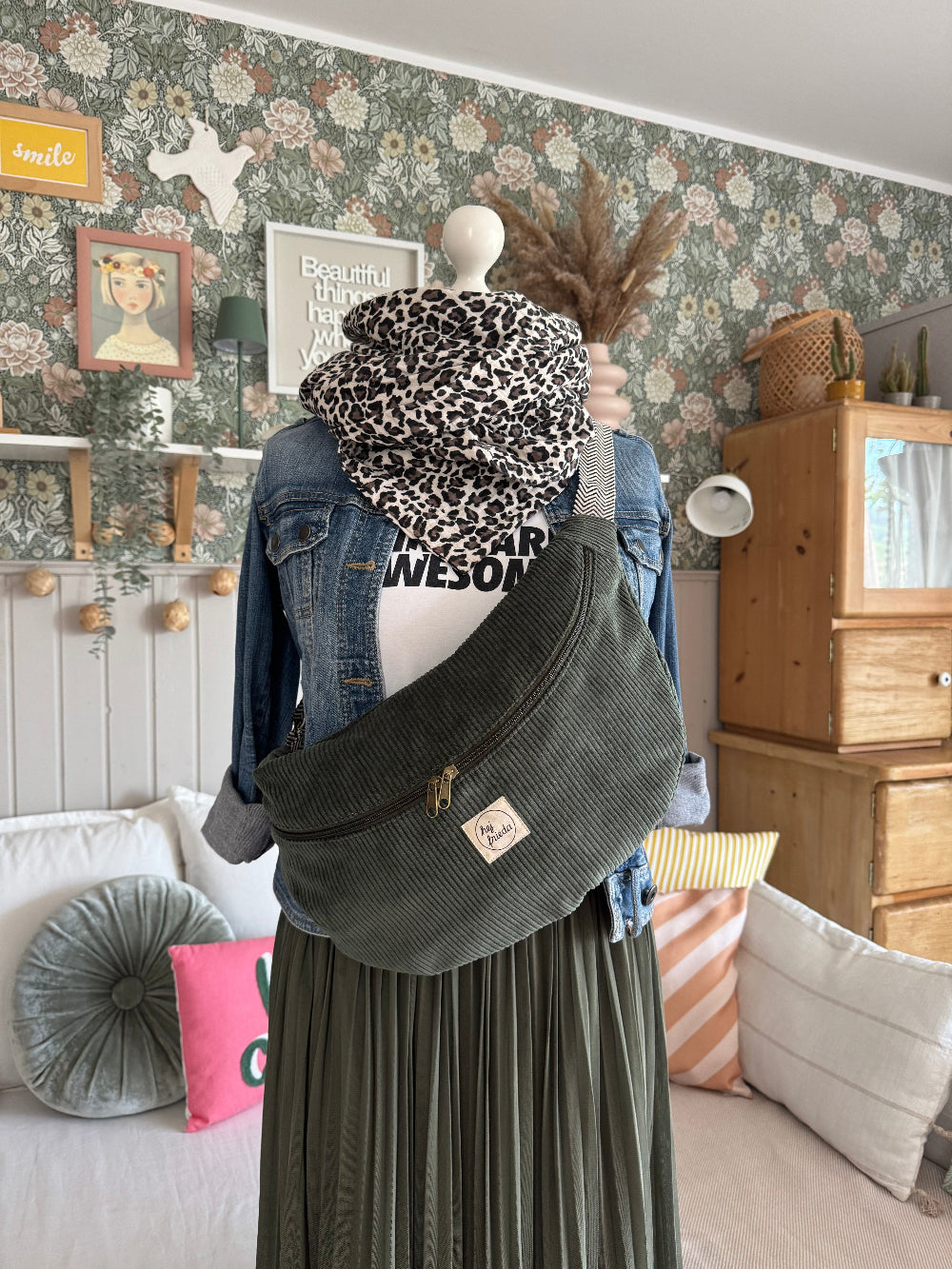 ALMA XL-Bauchtasche Cord Schilfgrün
