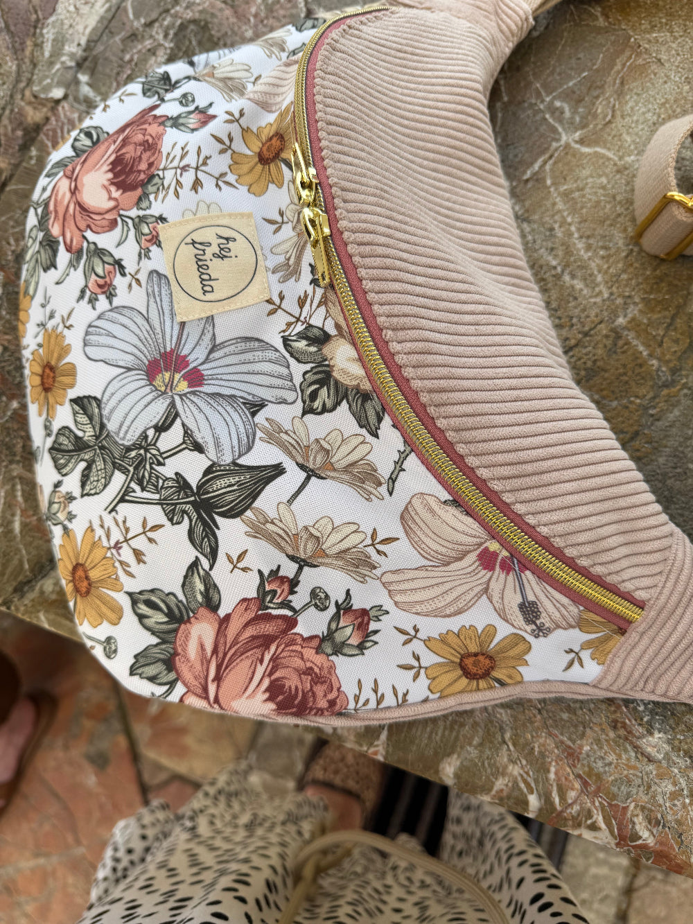 FRIEDA Hipbag Summer Flowers / Cord hellrosa